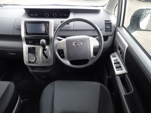 TOYOTA Noah thumbnail 33