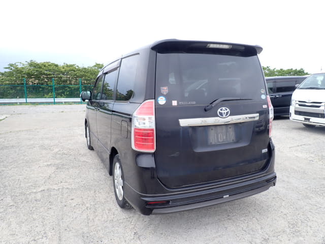 TOYOTA Noah thumbnail 3