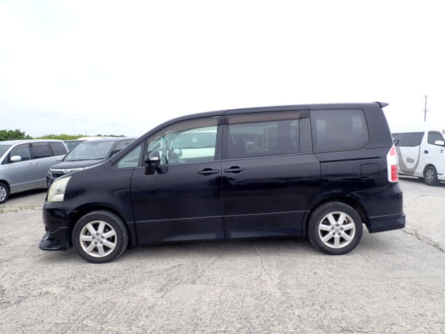 TOYOTA Noah thumbnail 2
