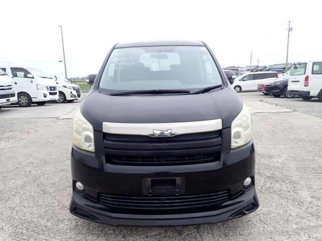 TOYOTA Noah thumbnail 8