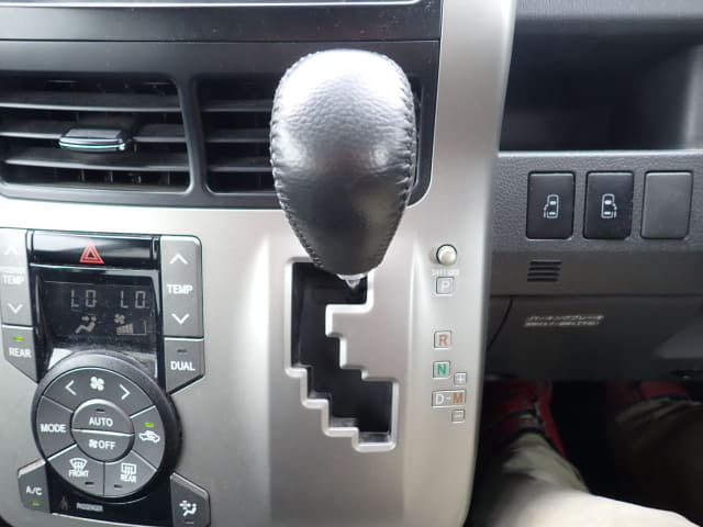 TOYOTA Noah thumbnail 38