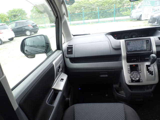 TOYOTA Noah thumbnail 33