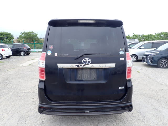 TOYOTA Noah thumbnail 4