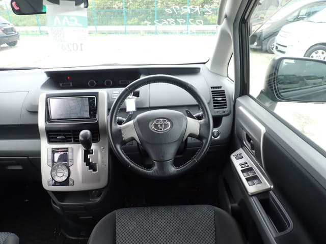 TOYOTA Noah thumbnail 32