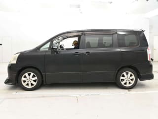 2010 TOYOTA Noah