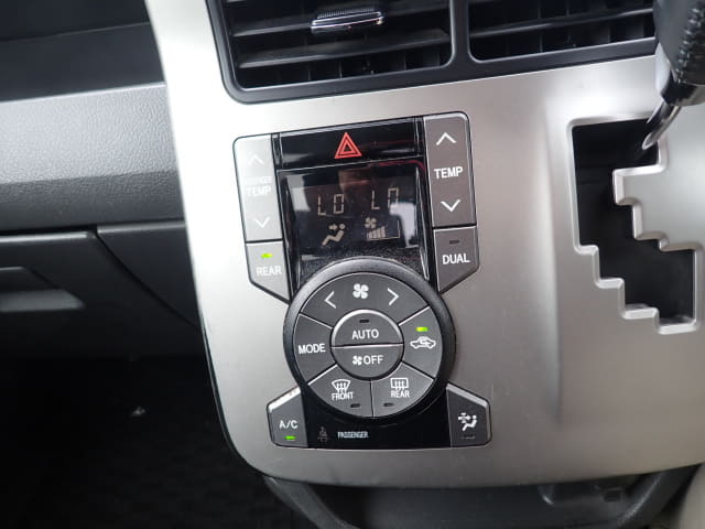 TOYOTA Noah thumbnail 37