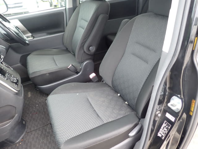 TOYOTA Noah thumbnail 26