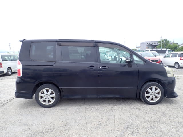TOYOTA Noah thumbnail 6