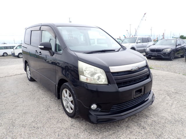 TOYOTA Noah thumbnail 7