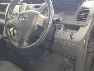 2010 TOYOTA Noah