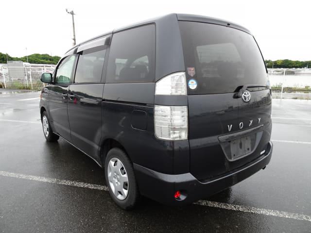 TOYOTA Voxy thumbnail 3