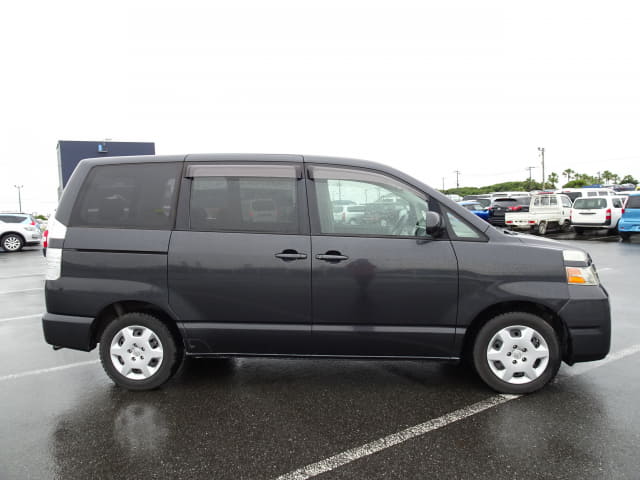 TOYOTA Voxy thumbnail 6