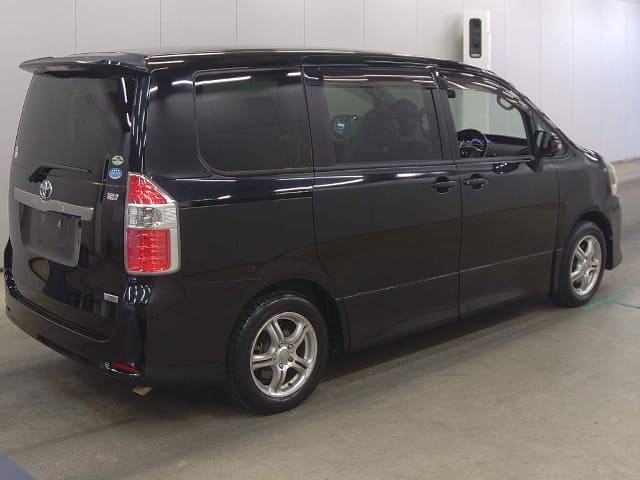 TOYOTA Noah thumbnail 2