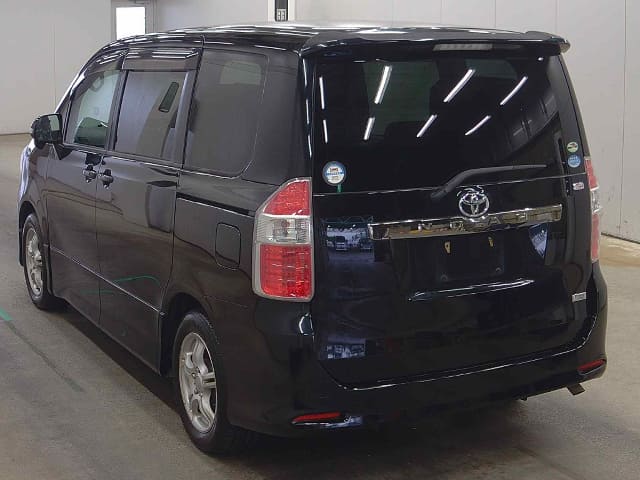 TOYOTA Noah thumbnail 3