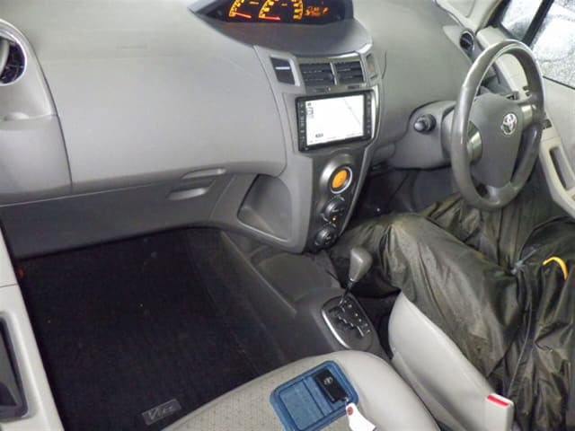 TOYOTA Vitz thumbnail 4