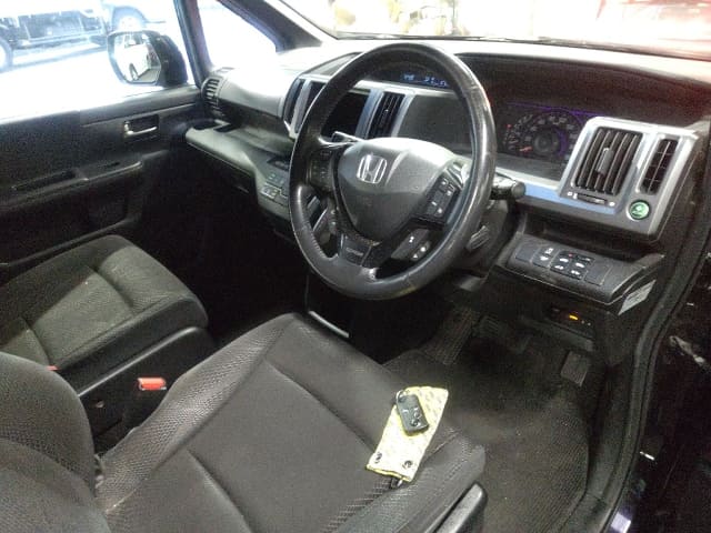 HONDA Step WGN thumbnail 4