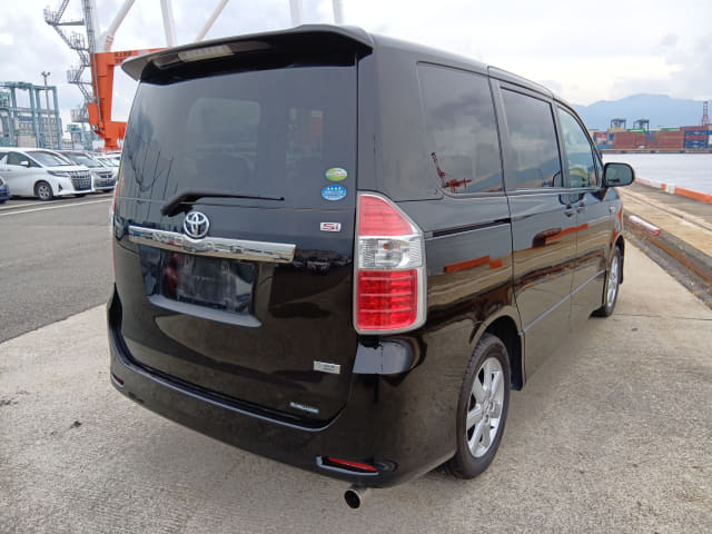 TOYOTA Noah thumbnail 5