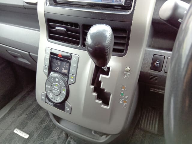 TOYOTA Noah thumbnail 41