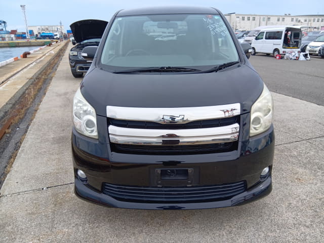 TOYOTA Noah thumbnail 8