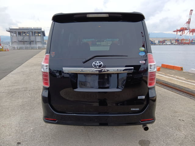 TOYOTA Noah thumbnail 4