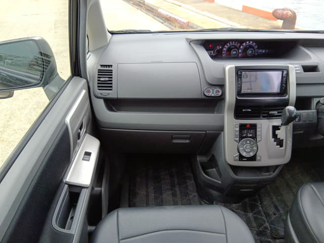 TOYOTA Noah thumbnail 35