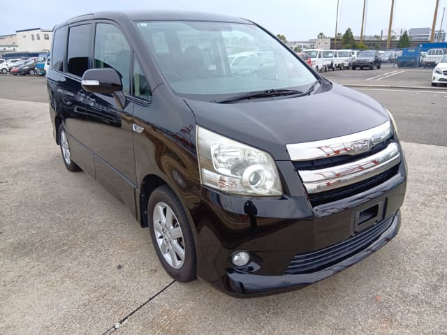 TOYOTA Noah thumbnail 7