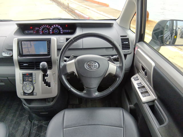 TOYOTA Noah thumbnail 34