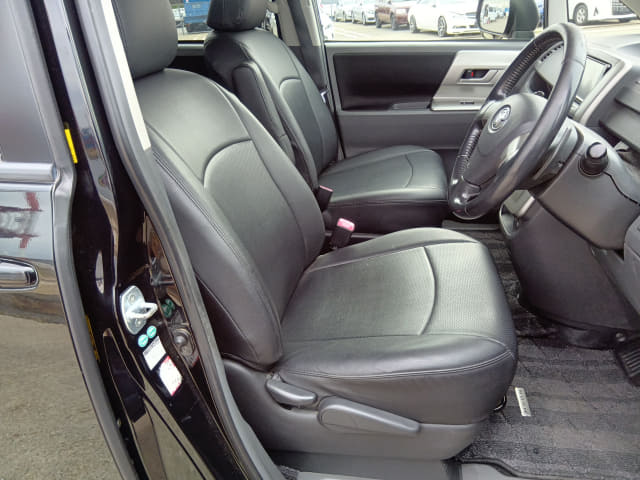 TOYOTA Noah thumbnail 26