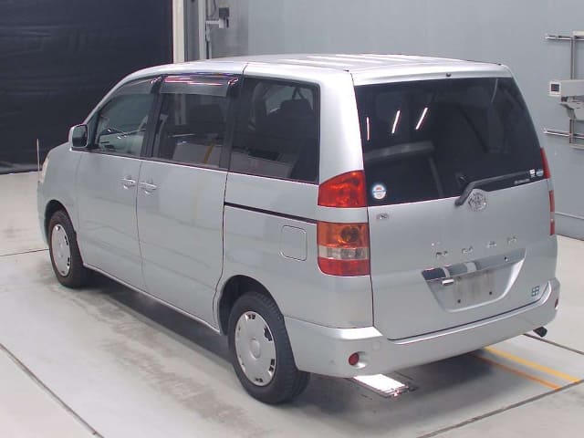 TOYOTA Noah thumbnail 8