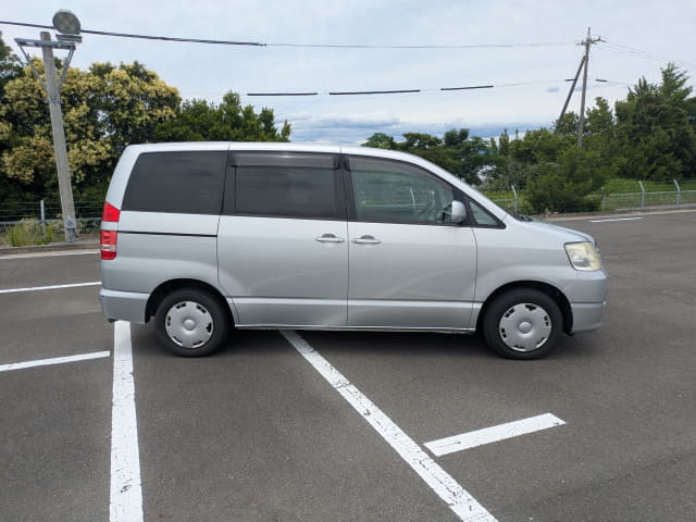 TOYOTA Noah thumbnail 6