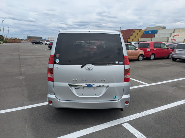 TOYOTA Noah thumbnail 4