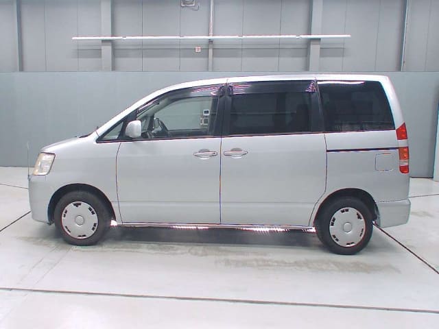 TOYOTA Noah thumbnail 6