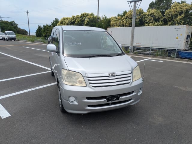 TOYOTA Noah thumbnail 7
