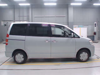 2003 TOYOTA Noah