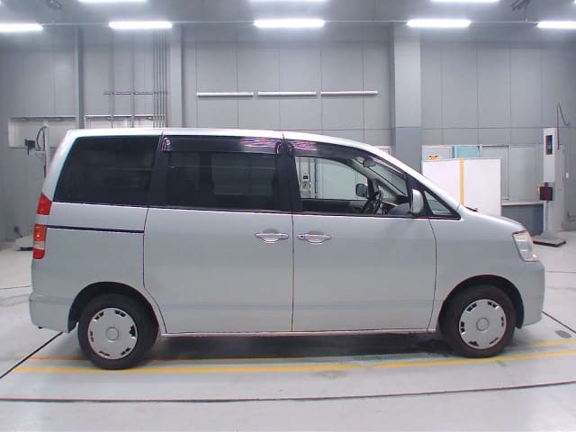 TOYOTA Noah thumbnail 5
