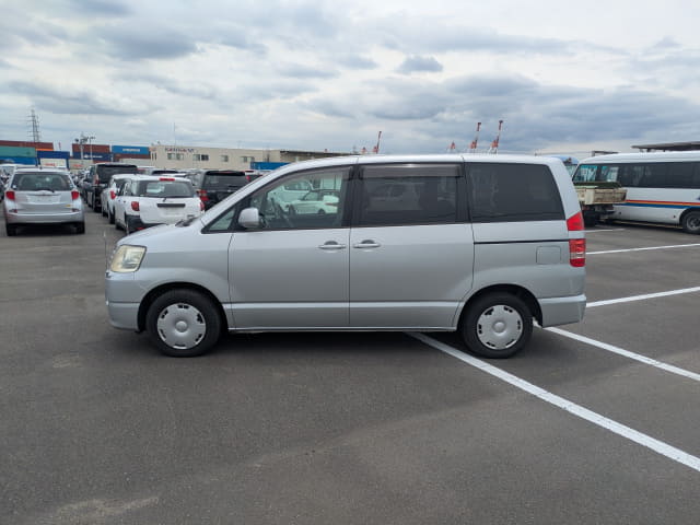 TOYOTA Noah thumbnail 2