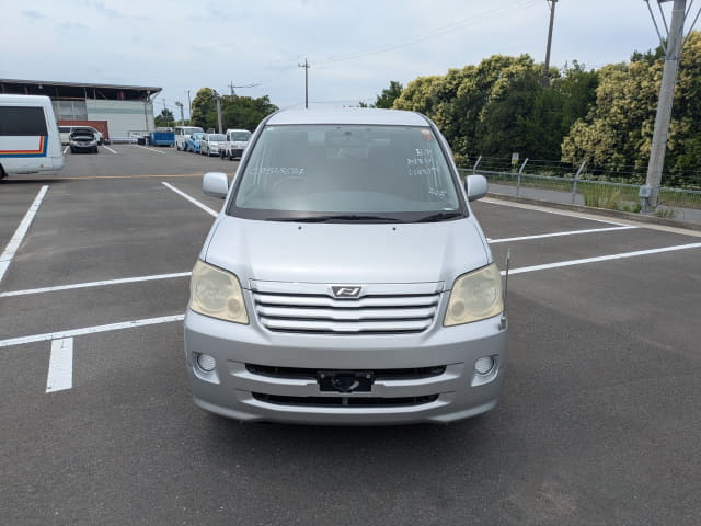 TOYOTA Noah thumbnail 8