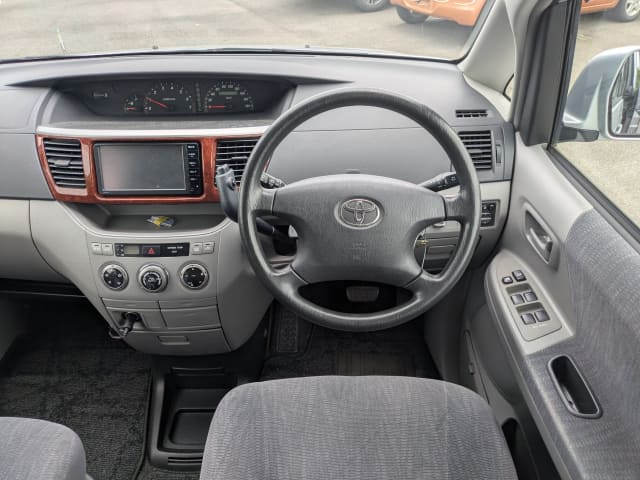 TOYOTA Noah thumbnail 32