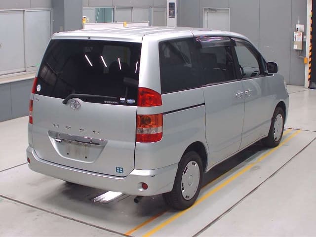 TOYOTA Noah thumbnail 2