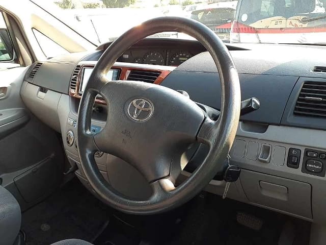 TOYOTA Noah thumbnail 3