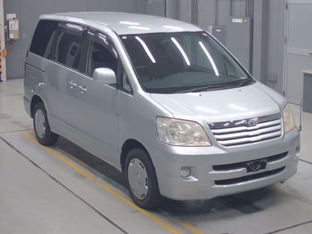TOYOTA Noah thumbnail 7
