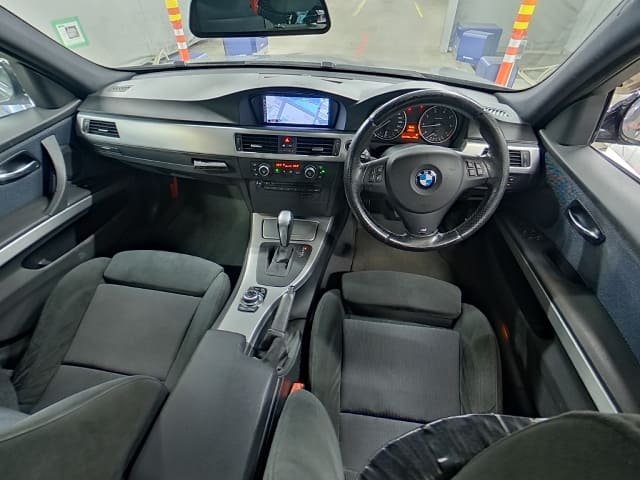 BMW 3 Series thumbnail 4