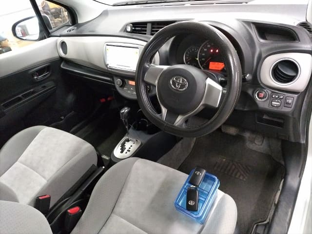 TOYOTA Vitz thumbnail 3