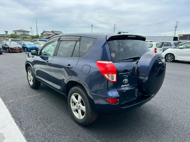 TOYOTA RAV4 thumbnail 3