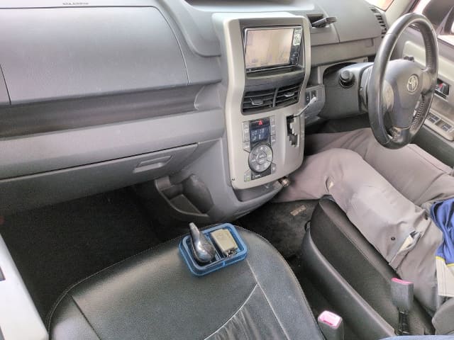 TOYOTA Voxy thumbnail 4