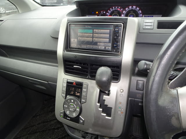 TOYOTA Noah thumbnail 37