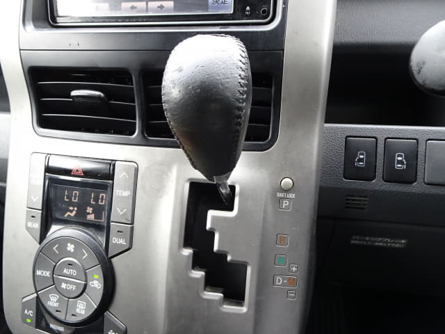 TOYOTA Noah thumbnail 43