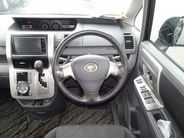 TOYOTA Noah thumbnail 33