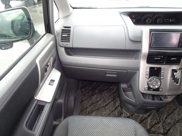 TOYOTA Noah thumbnail 34