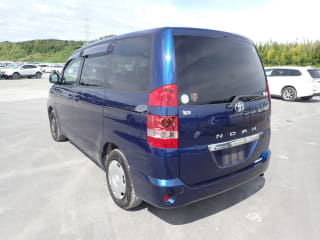 2004 TOYOTA Noah